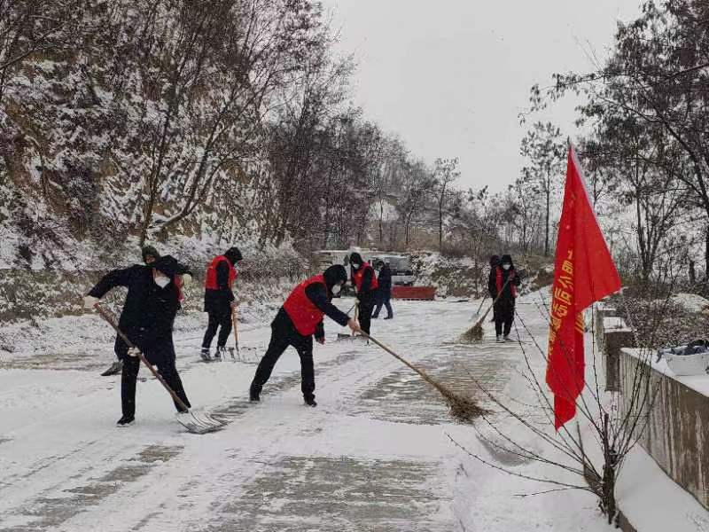 新泰能源公司自愿者扫雪，，，，，，包管住民收支清静.JPG