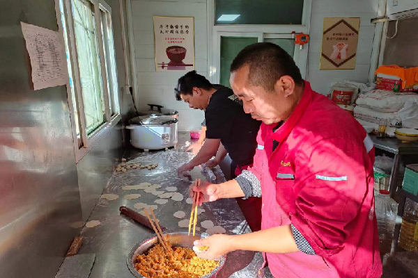 共度“五一”·乌海：饺子进井场，，，，，温暖送下层.png